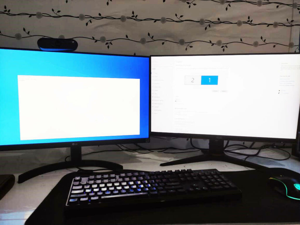 dual monitor lock screen windows 10