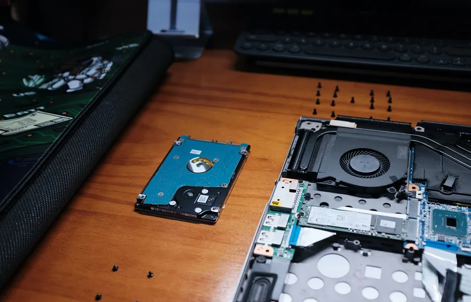 Mengencangkan Kabel Hardisk