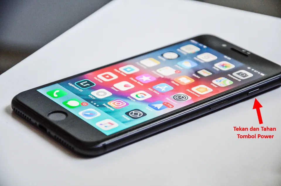 Tahan dan Tekan Tombol Power Pada iPhone