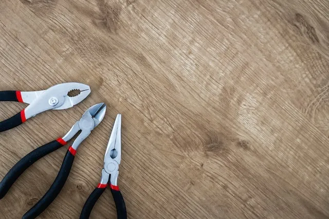 Memakai Tang untuk Perbaiki Kabel Data Longgar
